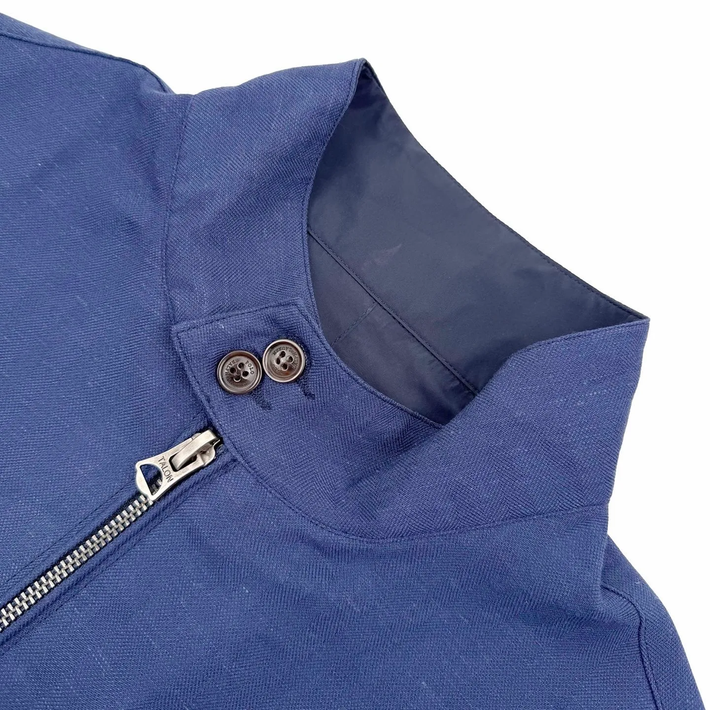 P590 Ralph Lauren pony embroidered reversible jacket (blue). Original purchase and development for RMB 3,990. The fabric is made of custom matte moiré taffeta and twill jacquard brocade. Light and tough, smooth drape, comfortable and close to the skin. Quiet dark blue. Elegant style. Twins in one suit. Unlimited style. One side is decorated with twill jacquard brocade. It has its own retro filter, like an old-school gentleman's pocket watch gear. The other side is made of matte moiré taffeta, which brings a sense of relaxed breathing. It has a casual gene and is embellished with exquisite pony logo. It is highly recognizable. The classic stand-up collar is closed with three hidden button tabs. Simplicity controls complexity. The design philosophy hidden in the details. Double-sided style. Hidden old money and slack in one garment. Imported machine embroidery technology is used. Advanced computer control system and sophisticated mechanical components are used to realize the iconic pony embroidery operation with high precision. The lines are smooth and delicate: the template machine opens the bag. The preset template guides the position, shape and size of the bag. The accuracy ensures the quality of the bag opening effect. Ergonomic three-dimensional cutting returns to traditional craftsmanship through segmentation, folding, shrinking and stretching. The so-called slow work produces fine work, which is the respect for the material. The pursuit of feel. The workmanship is complex and tedious. Slow aging. High loss. The fabrics have been washed. Better hand feel and texture. Not easy to deform and not easy to shrink. Not easy to fade and maintain long-lasting beauty. Size:S-M-L-XL
